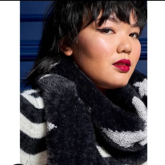 NWT Star Celestial Scarf and Pom Pom hat - Picture 9 of 10